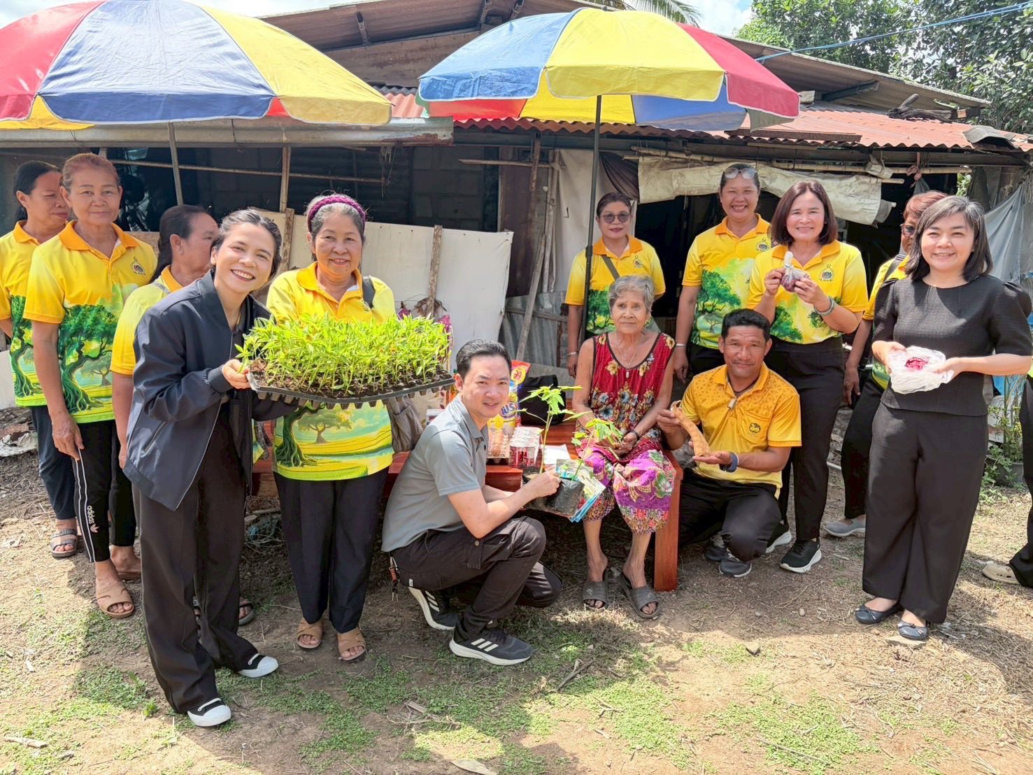 พช.ไทรงาม ร่วมกิจกรรมรวมน้ำใจสตรีไทรงามช่วยเหลือกลุ่มเปราะบาง